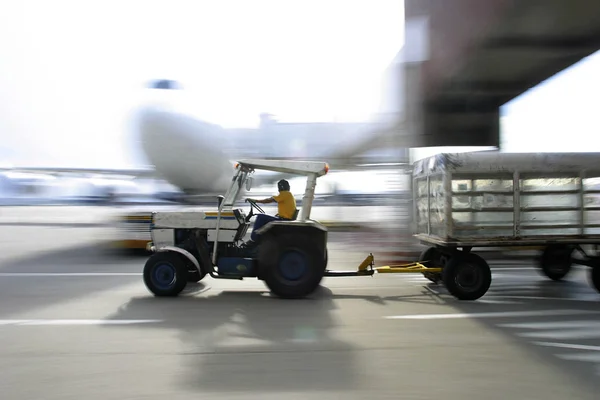 Trator no aeroporto — Fotografia de Stock