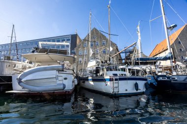 Danimarka 'nın Kopenhag kenar mahallelerinde bir kanal manzarası.