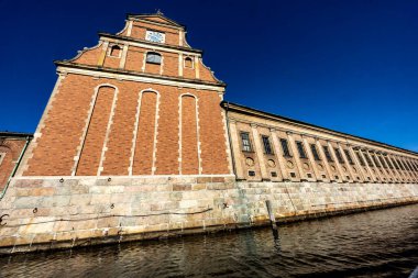 Kopenhag, Danimarka 'da bir kanalda büyük bir endüstriyel kırmızı tuğla ev.. 