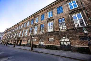 Danimarka 'nın orta Kopenhag bölgesindeki Slotsholmen adasında bir saray ve hükümet binası olan Christiansborg Sarayı' nın yan cephesi.