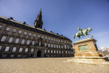 Danimarka 'nın orta Kopenhag bölgesindeki Slotsholmen adasında bir saray ve hükümet binası olan Christiansborg Sarayı cephesi.