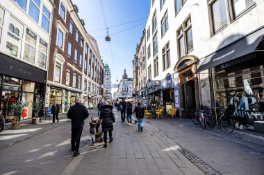 Kopenhag, Danimarka Nisan 03, 2025. Stroget caddesinde arka planda eski tarihi binalarla yürüyen bir kalabalık var. Dünyanın en uzun yaya caddelerinden biri..