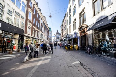 Kopenhag, Danimarka Nisan 03, 2025. Stroget caddesinde arka planda eski tarihi binalarla yürüyen bir kalabalık var. Dünyanın en uzun yaya caddelerinden biri..