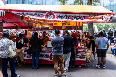Sao Paulo, SP, Brezilya - 20 Kasım 2025: Paulista Bulvarı 'ndaki açık hava gıda pazarlarında satılan lezzetli, kıtır kıtır kızarmış bir atıştırmalık..