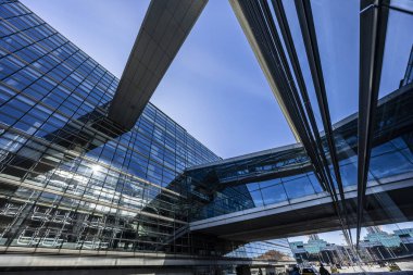 Danimarka - Kopenhag - 2 Nisan 2025 - Kara Elmas - Kraliyet Kütüphanesinin modern mimarisi