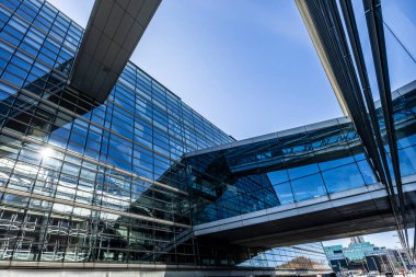 Danimarka - Kopenhag - 2 Nisan 2025 - Kara Elmas - Kraliyet Kütüphanesinin modern mimarisi