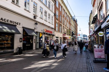 Danimarka, Kopenhag, Nisan 02, 2025 - Kopenhag, Danimarka sokaklarında gezen turistler.