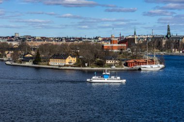 İsveç 'in Stockholm kentinin panoramik manzarası. Adaları, tekneleri, binaları ve sarayları..