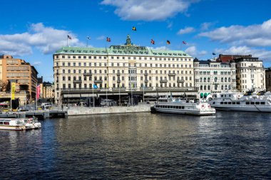 Stockholm, İsveç - Nisan 2025: Blasieholmen yarımadasında yer alan beş yıldızlı lüks otelin ön cephesi 1874 yılında açıldı. Güneşli bir yaz gününde.