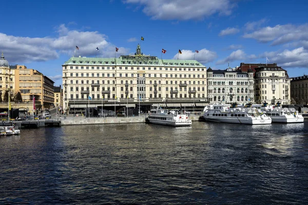 Stockholm, İsveç - Nisan 2025: Blasieholmen yarımadasında yer alan beş yıldızlı lüks otelin ön cephesi 1874 yılında açıldı. Güneşli bir yaz gününde.