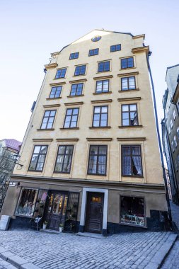 Stockholm 'ün tarihi Gamla Stan bölgesinde İsveç, Stockholm' de renkli binalarla dolu bir cadde.
