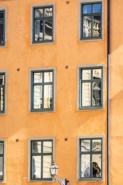 Eski Kent, İsveç, Stockholm 'deki Stortoget ana meydanındaki apartman binalarının renkli cepheleri.