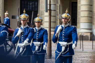 Stockholm, İsveç - Nisan 2025 Stockholm, İsveç Kraliyet Sarayı 'nda muhafız seremonisinin değiştirilmesi