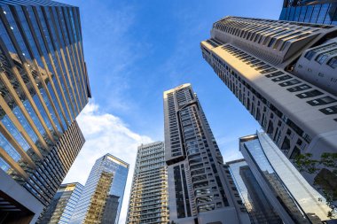 Brezilya 'nın Sao Paulo şehrinde alacakaranlıkta alçak bir açıdan görülen modern konut binaları.