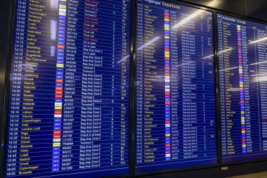 Stockholm, İsveç - 3 Nisan 2025 - Havaalanı kalkış terminalindeki uçuş çizelgesi. Stockholm, İsveç