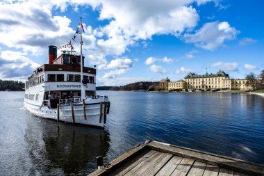 Stockholm, İsveç - Nisan 05, 2025 - Drotningholm 'un görkemli kraliyet sarayı, deniz kenarında bir adada. Stockholm, İsveç