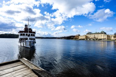 Stockholm, İsveç - Nisan 05, 2025 - Drotningholm 'un görkemli kraliyet sarayı, deniz kenarında bir adada. Stockholm, İsveç