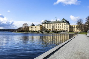 Drotningholm 'un görkemli kraliyet sarayı, deniz kenarında bir adada. Stockholm, İsveç