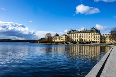 Drotningholm 'un görkemli kraliyet sarayı, deniz kenarında bir adada. Stockholm, İsveç