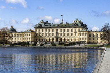 Drotningholm 'un görkemli kraliyet sarayı, deniz kenarında bir adada. Stockholm, İsveçli.