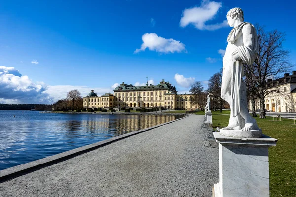 Stockholm, İsveç - Nisan 05, 2025 - Drotningholm 'un görkemli kraliyet sarayı, deniz kenarında bir adada. Stockholm, İsveç