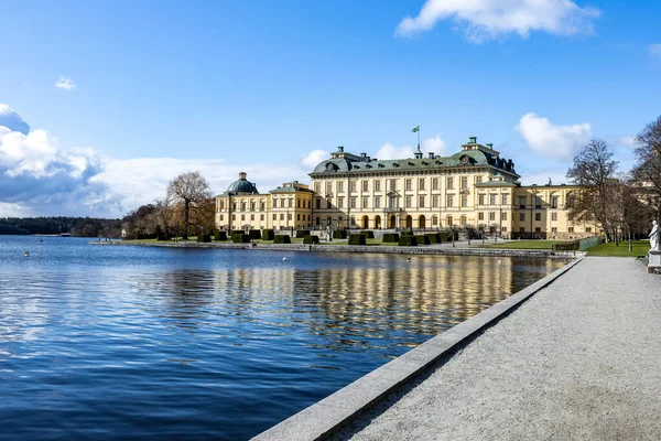 Drotningholm 'un görkemli kraliyet sarayı, deniz kenarında bir adada. Stockholm, İsveç