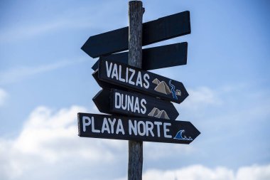 Cabo Polonio, Uruguay 'daki milli parktaki kumları, kumları ve kumları gösteren İspanyolca işaretler..