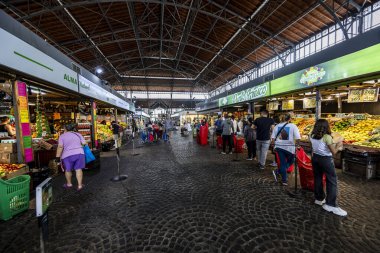 Montevideo, Uruguay - Ocak 09, 2026 - İnsanlar Montevideo Tarım Pazarı 'ndan (Mercado Agricola Montevideo), Uruguay