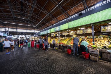 Montevideo, Uruguay - Ocak 09, 2026 - İnsanlar Montevideo Tarım Pazarı 'ndan (Mercado Agricola Montevideo), Uruguay