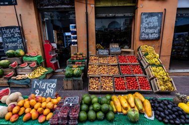 Piyasada Taze Meyveler ve Diğer Sebzeler. Montevideo, Uruguay. (İspanyolca ürün isimleri..)