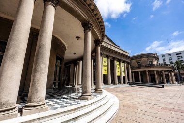 Montevideo, Uruguay - 11 Ocak 2026 - Plaza Independencia, Montevideo, Uruguay 'ın önündeki ünlü Solis Tiyatrosu cephesi