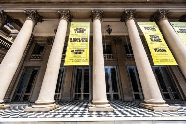 Montevideo, Uruguay - 11 Ocak 2026 - Plaza Independencia, Montevideo, Uruguay 'ın önündeki ünlü Solis Tiyatrosu cephesi