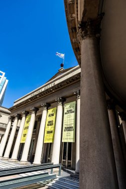 Montevideo, Uruguay - 11 Ocak 2026 - Plaza Independencia, Montevideo, Uruguay 'ın önündeki ünlü Solis Tiyatrosu cephesi