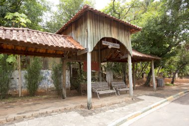 kırsal Brezilya üzerinde otobüs durağı
