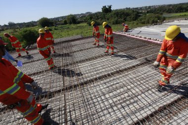 İşçilerin yol inşaatı