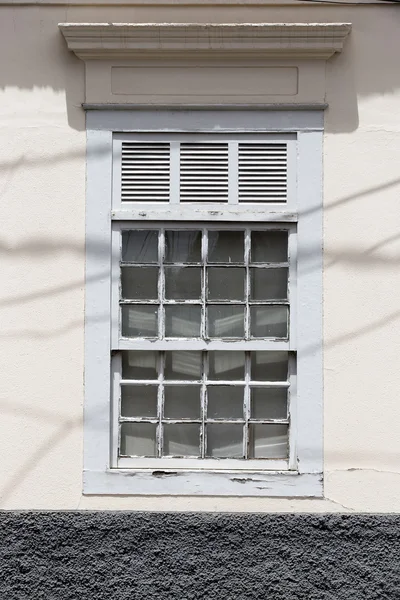 Vue de la vieille fenêtre blanche — Photo