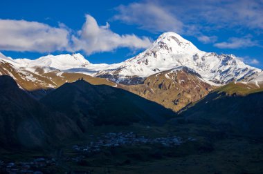 Şafakta karlı tepe