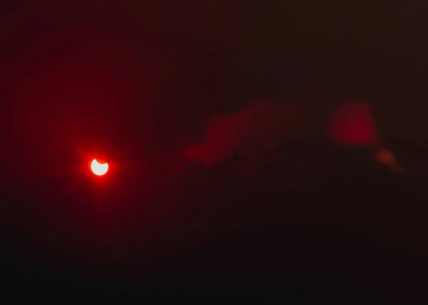 Een gedeeltelijke zonsverduistering door floppy tape en dunne wolken — Stockfoto