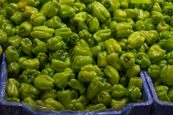 Grupo Pimentas Verdes Frescas Caixas Mercado Agricultores Comida Saudável Mercado — Fotografia de Stock