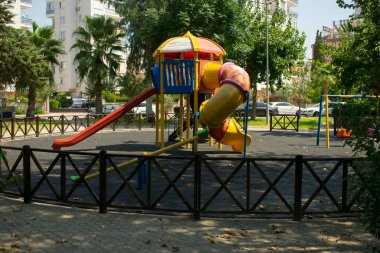 Antalya ilinin parkında parlak renkli bir oyun sahası, Türkiye