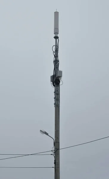 ワイヤーと無線通信アンテナ付きストリートライトポール 街灯柱上のモバイル信号の通りの送信機 垂直画像 — ストック写真