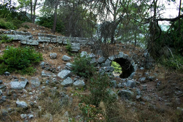 からアーク出口と破壊された壁を表示します オリンポス古代都市の遺跡 サーリ アンタルヤ地方 トルコ — ストック写真