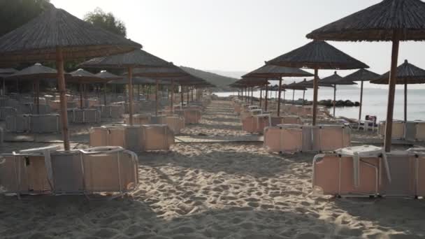Lunga spiaggia con sdraio e ombrelloni. Località balneare. Vacanze estive. — Video Stock