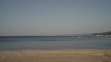 Güzel deniz manzarası için uzak bir ihtimal. Deniz kıyısı, doğa, mavi gökyüzü