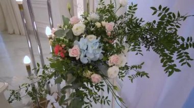 Güzel bir düğün dekorunun ortası. Harika bir dekorasyon. Renkli çiçekler.