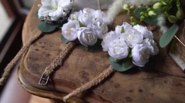 Küçük ayrıntıları yakından çek. Güzel beyaz yaka çiçekleri ve yüzüklü mücevher kutusu. Düğün törenleri için yumuşak aksesuarlar.