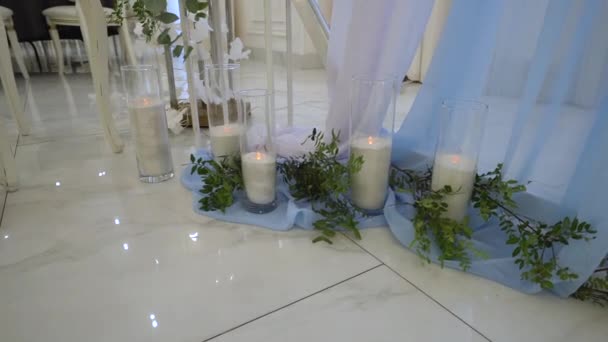 Középső felvétel a díszített fotózónáról. Gyönyörű esküvői dekoráció. Étterem terem díszített terület — Stock videók