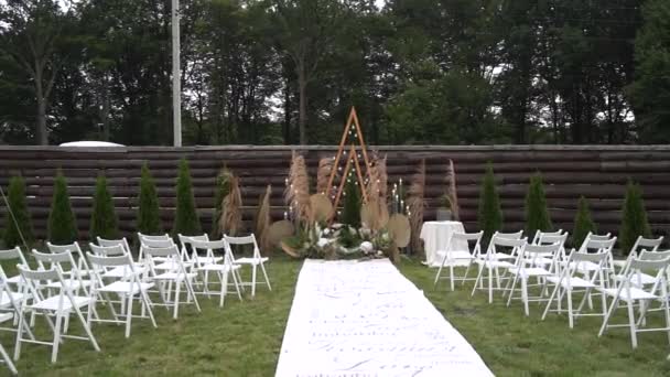 Largo tiro de hermosa ubicación ceremonial. Increíble lugar para la ceremonia de boda al aire libre. Ceremonia de boda en la naturaleza. — Vídeos de Stock