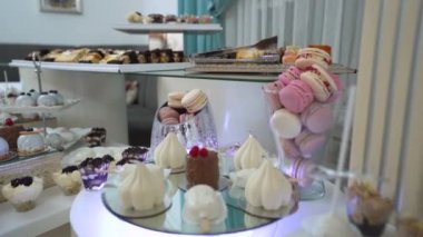 Şölen şöleninin ortası. Ağız sulandırıcı açık büfe ve tatlı yemek. Misafirler için lezzetli ikramların yanında durun..