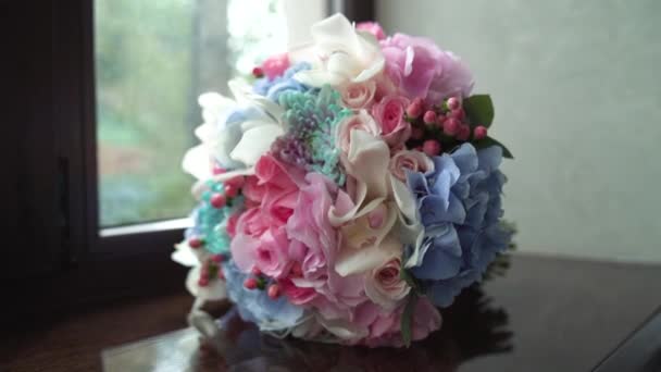 Κοντινό πλάνο της γαμήλιας ανθοδέσμης. Υπέροχη λεπτομέρεια για τη νύφη. Καταπληκτικά λουλούδια στο περβάζι του παραθύρου. Βίντεο Κλιπ